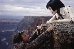 Image de film de science-fiction des années 90 avec cliffhanger – GPT Image 2 prompt by dd dd