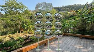 ย้ายขาตั้งป้ายโฆษณาไปไว้บนระเบียงไม้ – GPT Image 2 prompt by 肖师傅