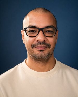 검열 처리된 스튜디오 인물 사진 – GPT Image 2 prompt by Freddy Montes