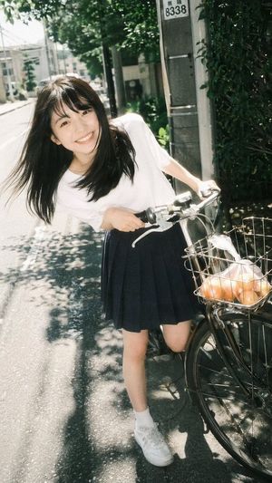 Vintage-Filmporträt eines Mädchens mit Fahrrad – GPT Image 2 prompt by BubbleBrain