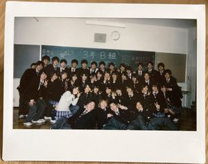 Photo Polaroid d'une remise de diplôme dans une classe japonaise – GPT Image 2 prompt by やきいも｜週1クリエイトで飯を食う