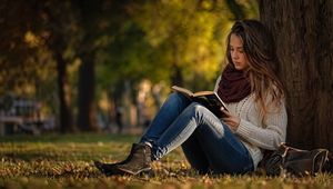 Stockfoto: Lesen im Herbstpark – GPT Image 2 prompt by Diseño 4.0